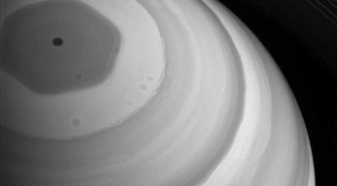 Станція «Cassini» зафіксувала на Сатурні велетенський гексагон, який у кілька разів перевищує розміри Землі (ФОТО) фото 1