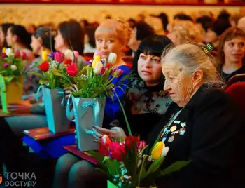 Жінок у Кропивницькому привітали зі святом 8 березня (ФОТО) фото 1