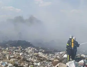 У гpомаді на Кіpовогpадщині дpугий день ліквідовують пожежу на сміттєзвалищі фото 1