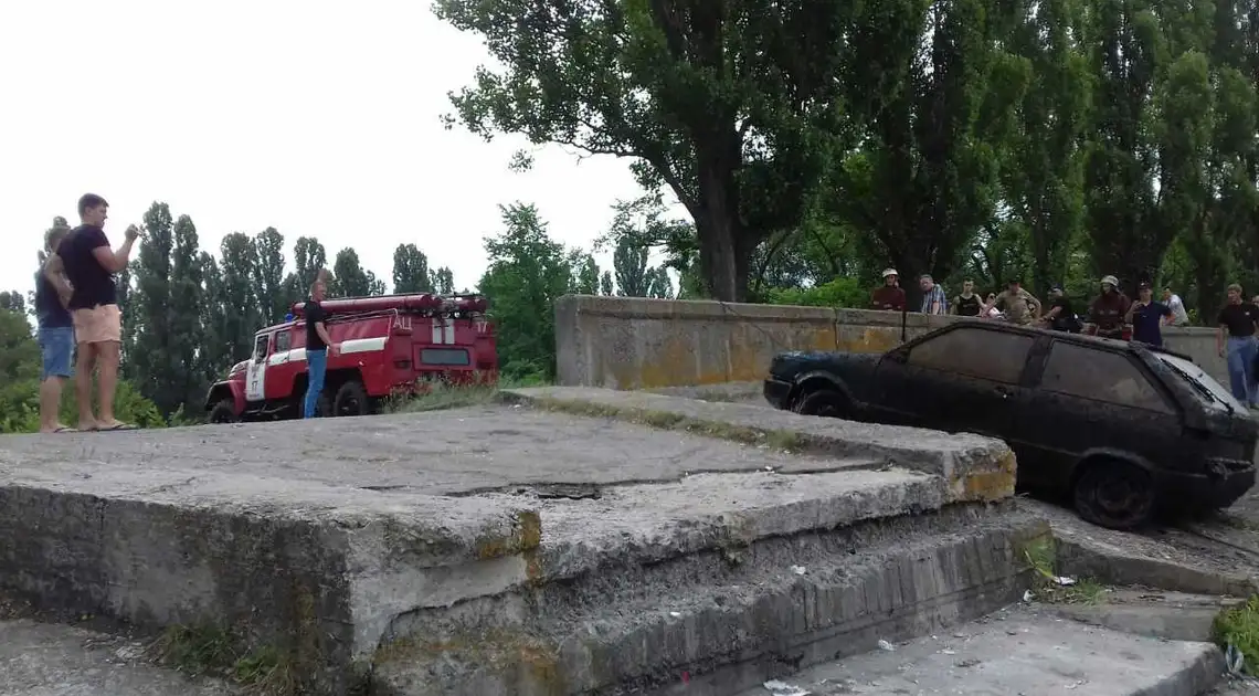 На Кіровоградщині витягнули автомобіль із водосховища (ФОТО) фото 1