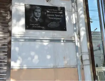 Підприємиця у центрі Кропивницького демонтувала незаконну рекламу (ФОТО) фото 1