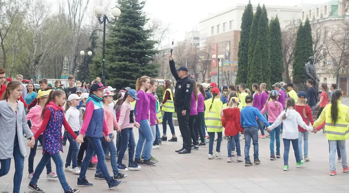 Від Черкас до Херсона: у центрі Кропивницького відбувся танцювальний  флешмоб (ФОТОРЕПОРТАЖ) фото 1