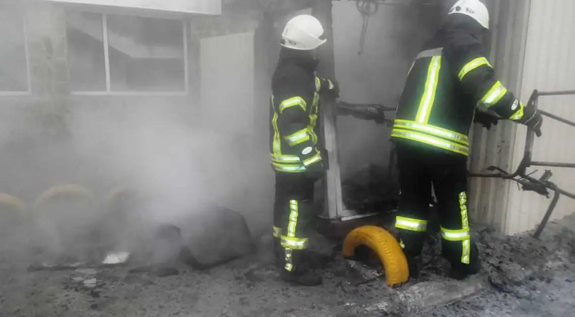 У Кропивницькому з невідомих причин спалахнув металопластиковий будинок (ФОТО) фото 1