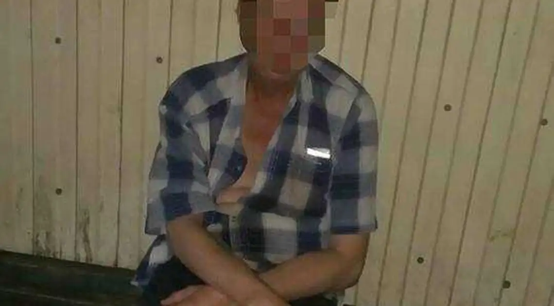 Дідок у Кропивницькому «бомбанув» кіоск та сів під ним пиячити (ФОТО) фото 1