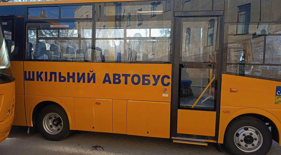 Громади Кіровоградщини отримали нові шкільні автобуси (ФОТО) фото 1