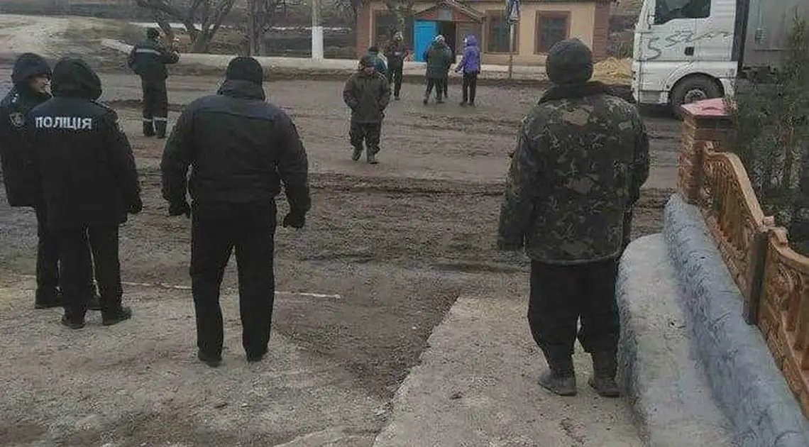 Обурені селяни перекрили трасу з Миколаєва на Кропивницький (ФОТО) фото 1