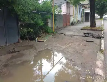 Кропивницький: жителі вулиці Пушкіна скаржаться на забиту ливнівку, через яку затопило дорогу фото 1