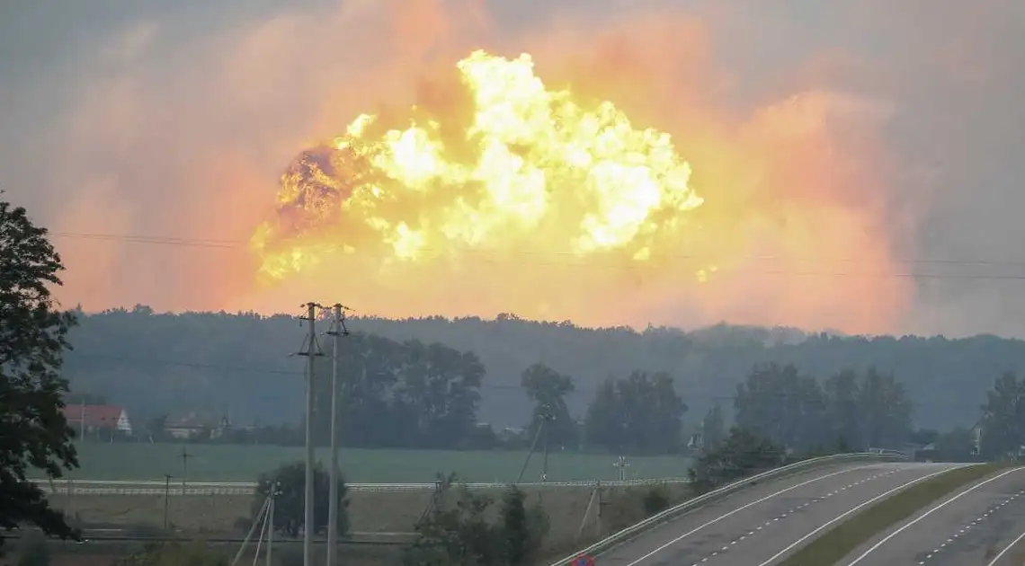 В Україні продемонстрували наслідки вибухів боєприпасів у Калинівці (ВІДЕО) фото 1
