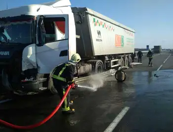 На Кіровоградщині вантажівка в’їхала у відбійник (ФОТО) фото 1