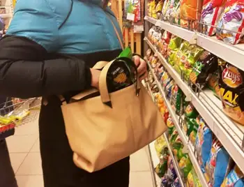 Жителька Кіровоградщини намагалася викрасти з магазину товарів на понад 4 тисячі гривень (ФОТО) фото 2