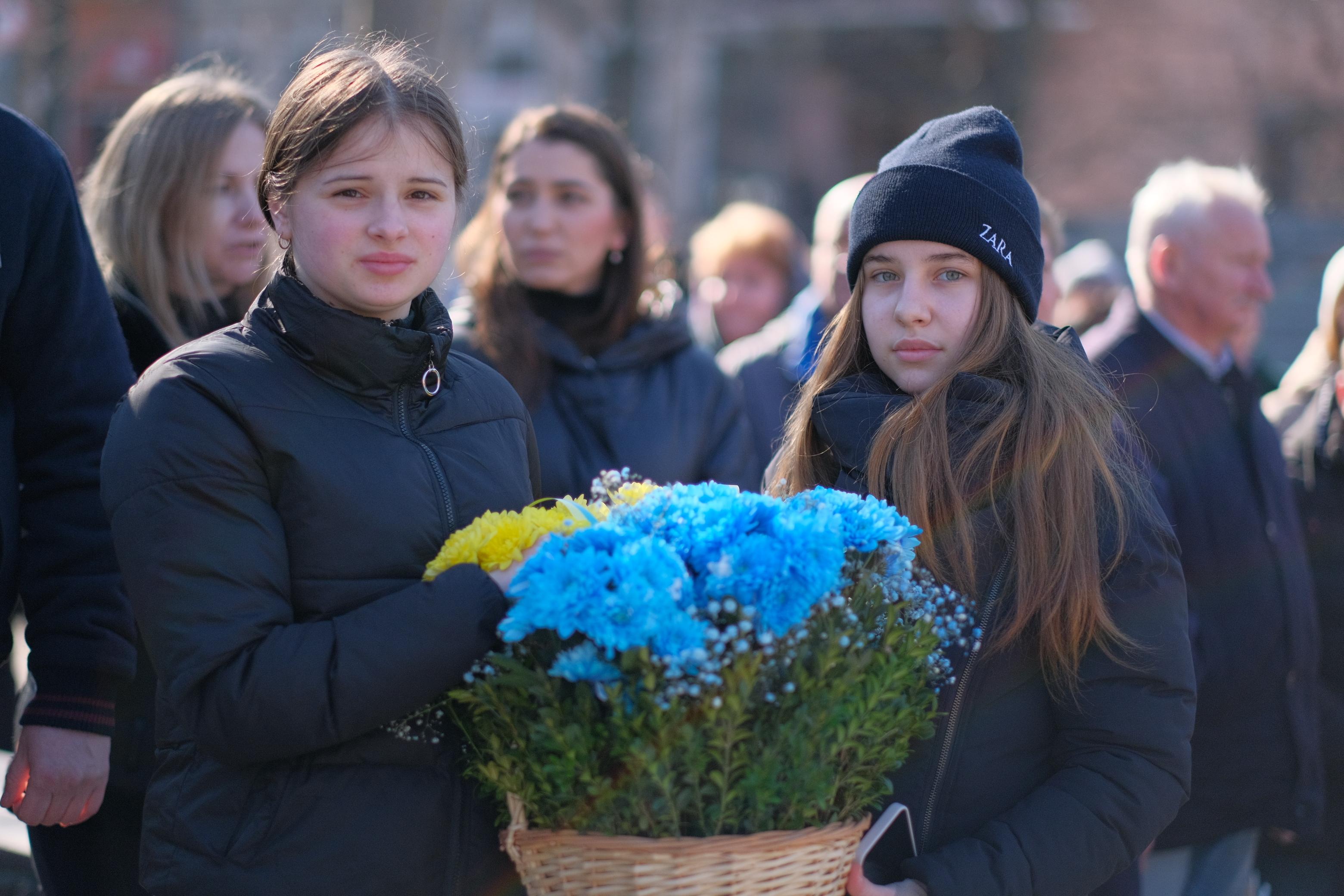 Кропивничани принесли квіти, щоб покласти до пам'ятника Шевченка