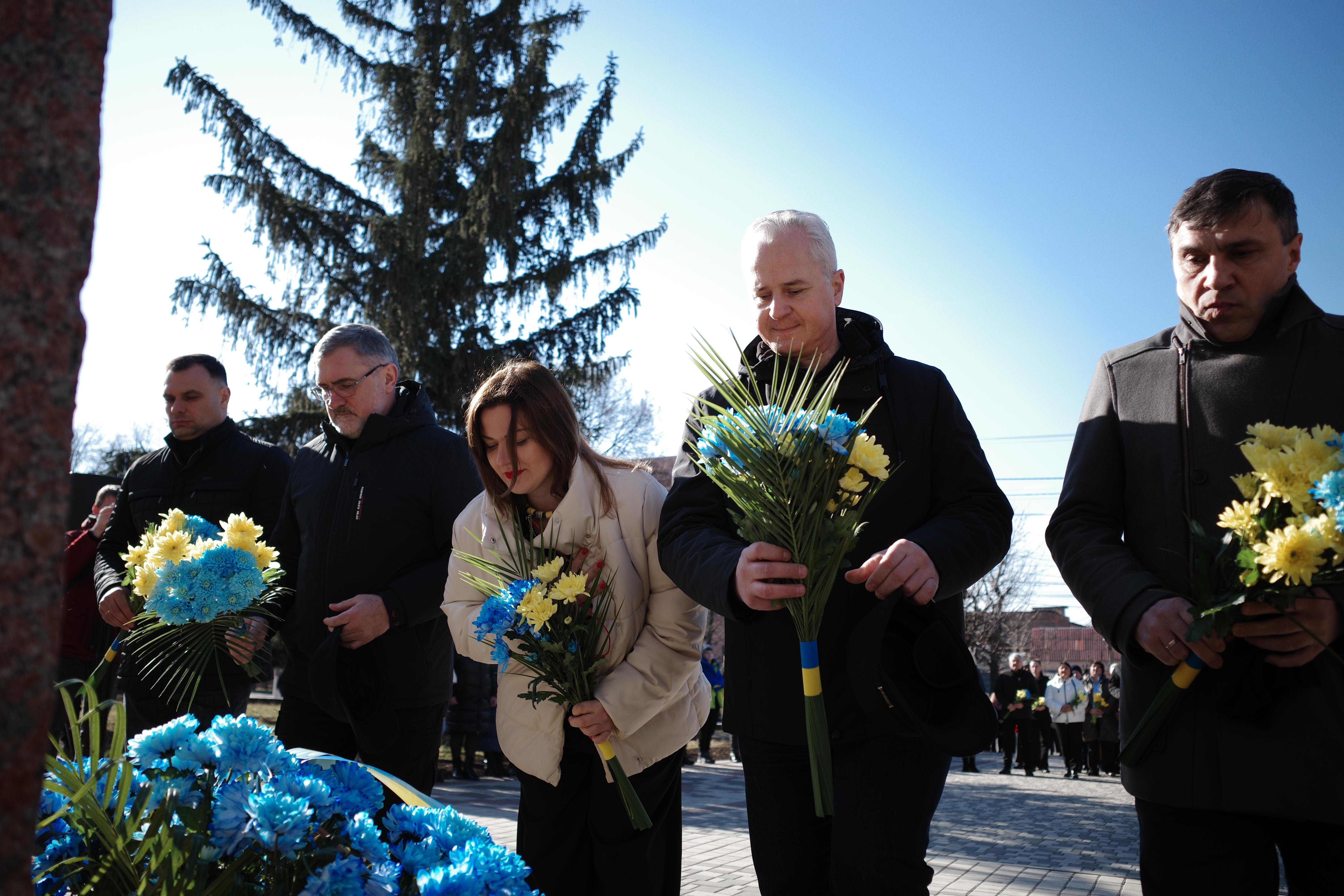 Люди кладуть квіти до пам'ятника Кобзаря