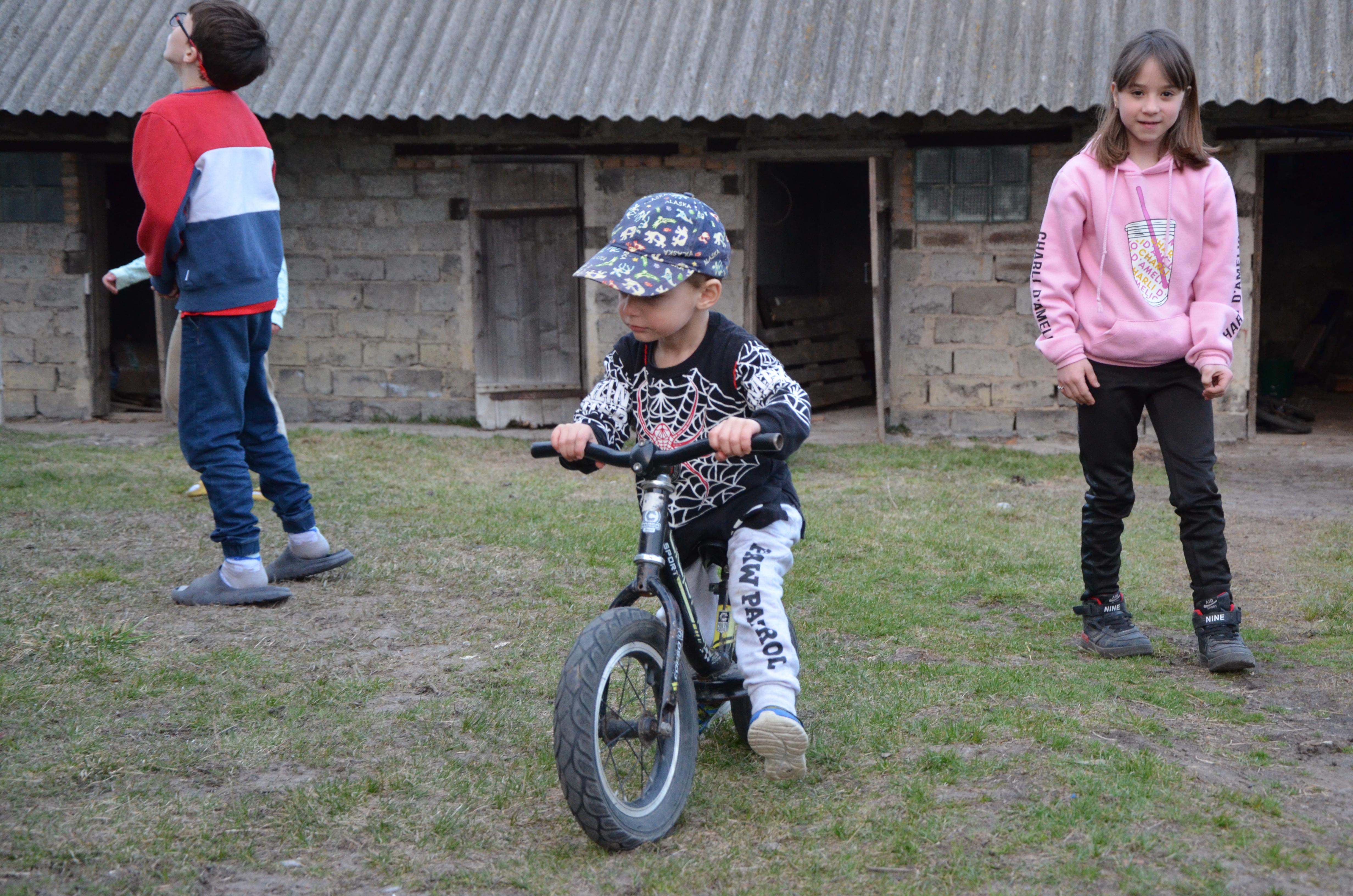 Сашко на велосипеді, праворуч – Тетяна, ліворуч – Євген