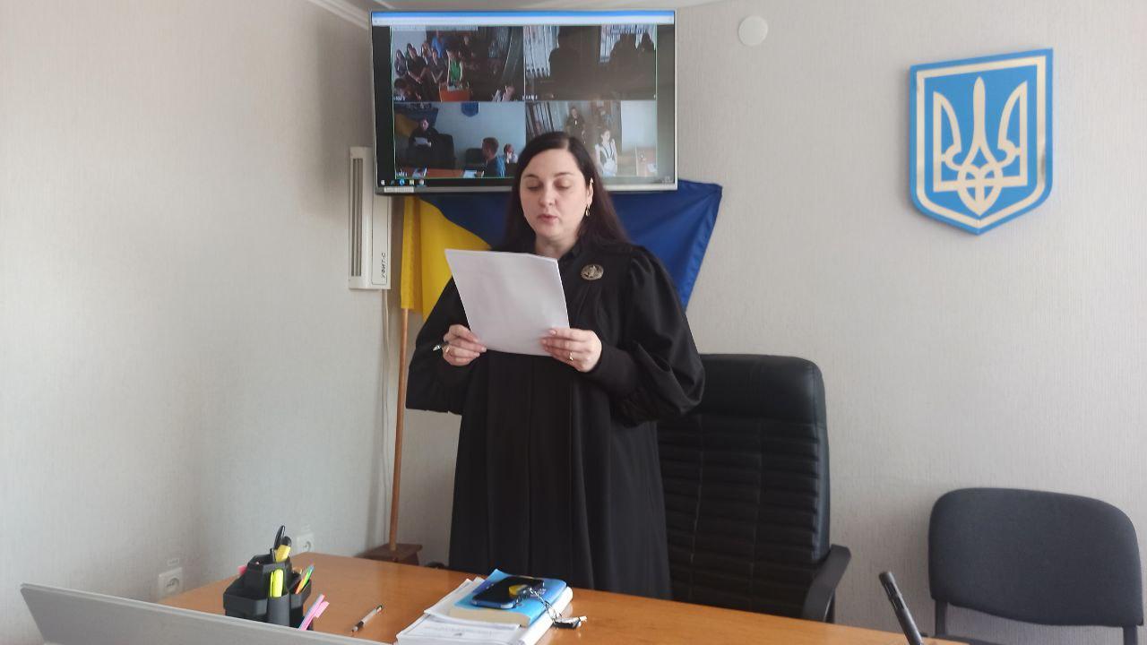 суддя Ленінського районного суду у Кропивницькому Катерина Юр’єва оголошує ухвалу підозрюваній у хабарництві завідувачці аспірантурою льотної академії