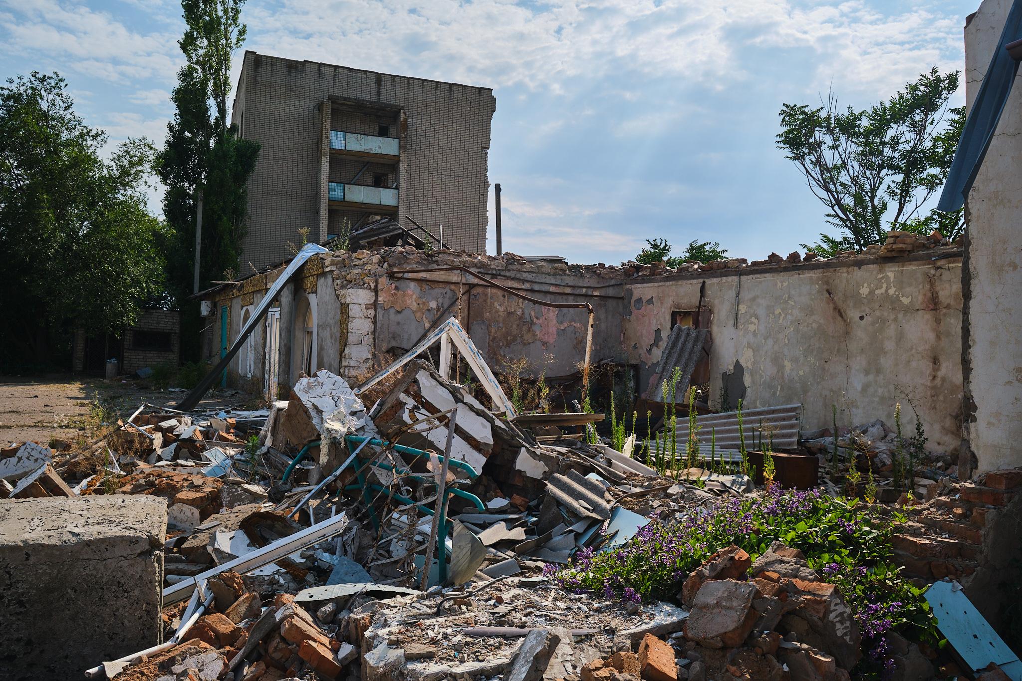 зруйновані російською армією будинки на Хесронщині