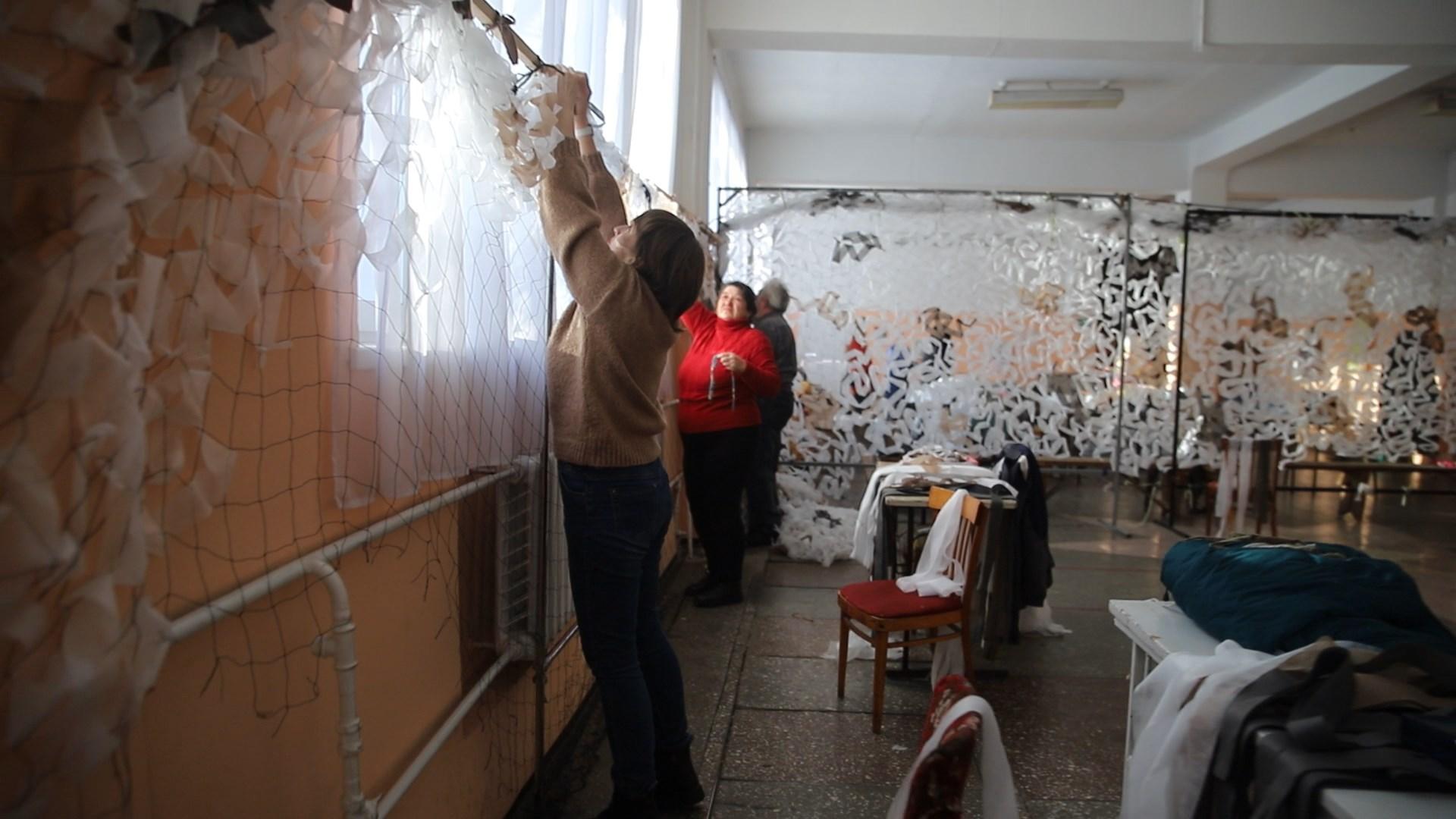 Волонтери плетуть сітки