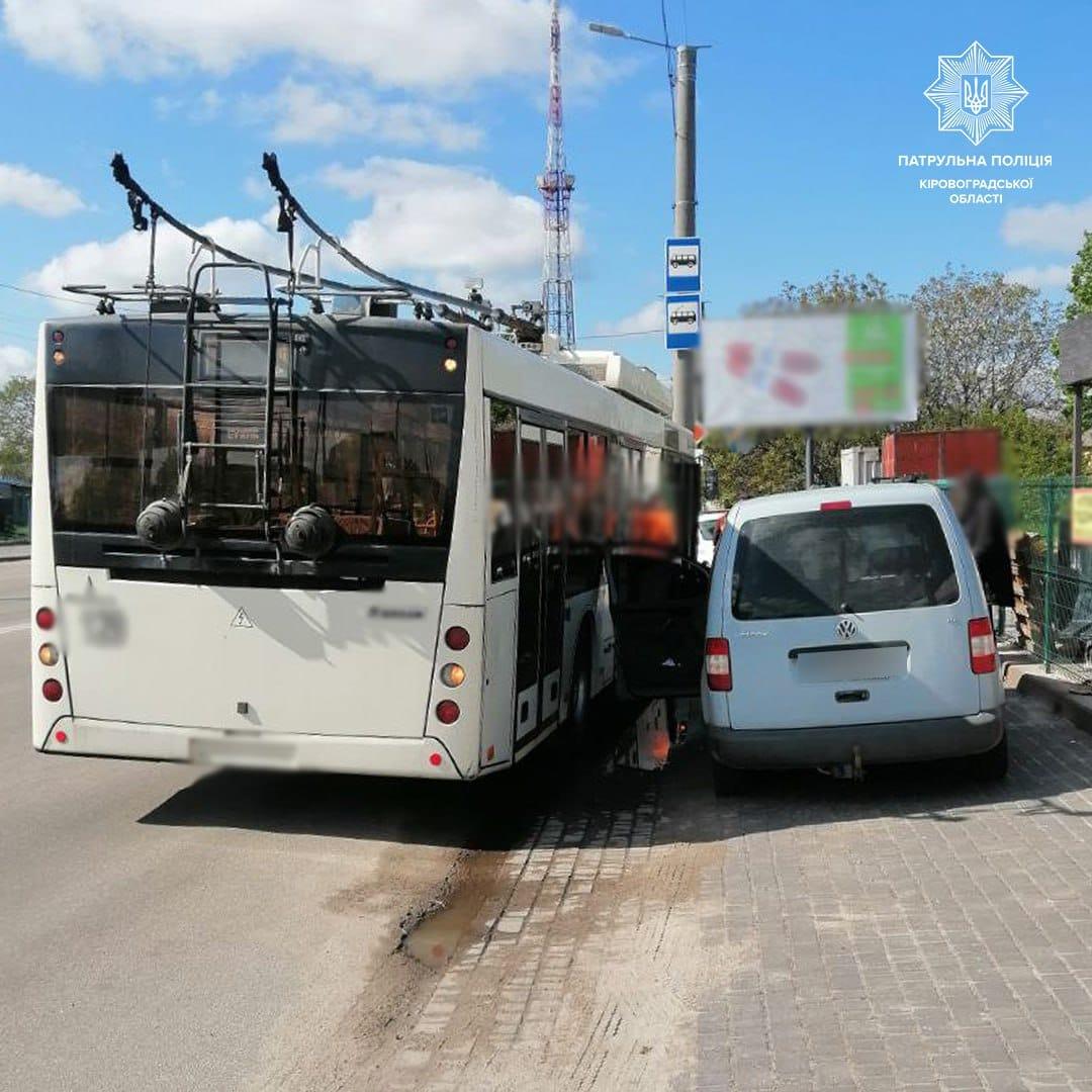 Аварія на зупинці у Кропивницькому