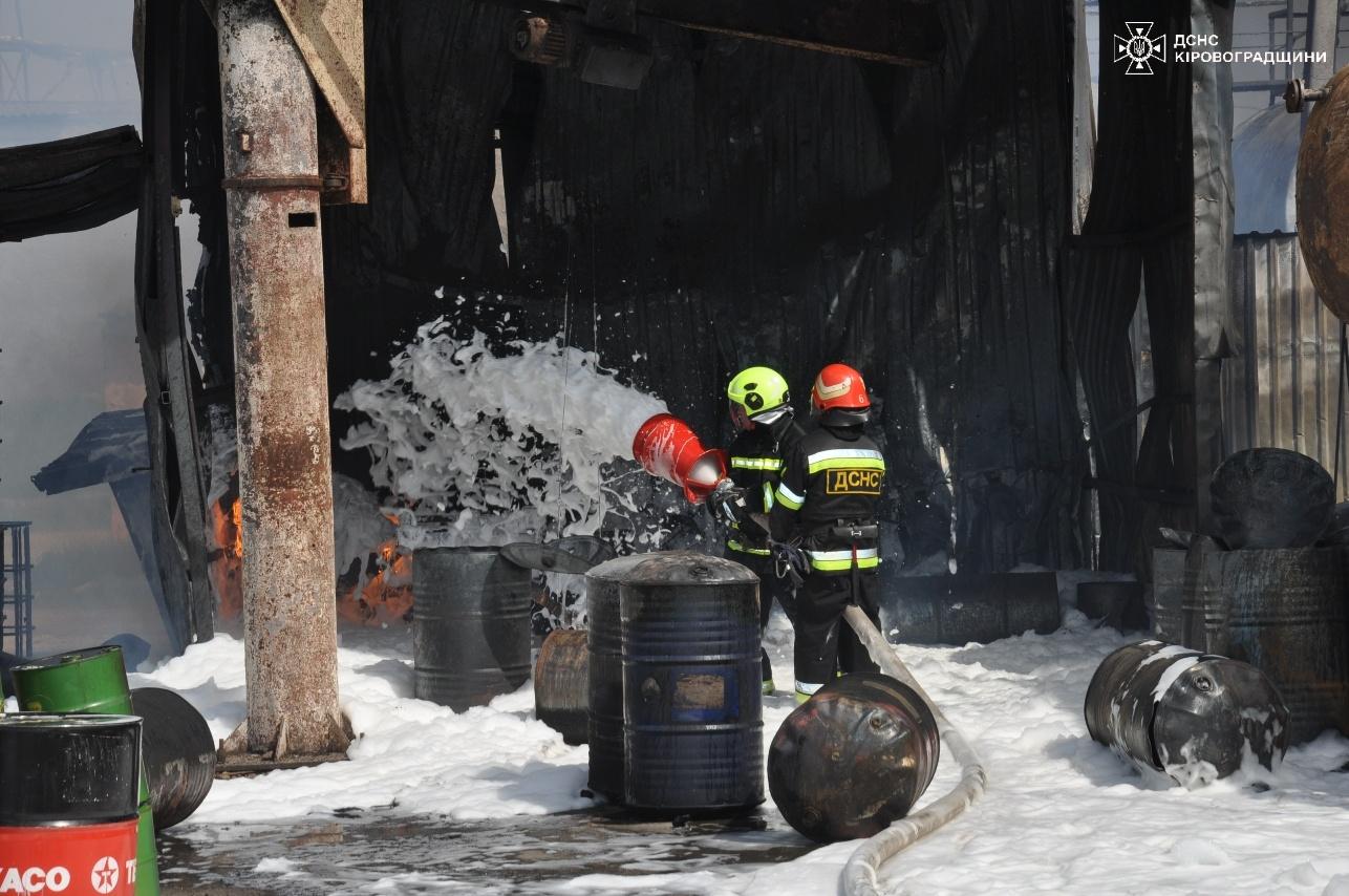 рятувальники гасять пожежу на Хімрезерві