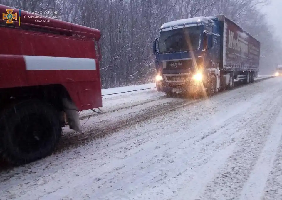 На Кiровоградщинi рятувальники витягли iз заметiв автобус, тролейбус та понад 70 автомобiлiв (ФОТО, ВIДЕО) фото 1