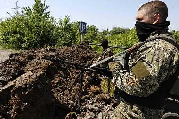 «Гібридна» окупація: російські найманці обстрілюють власне «ополчення» на Донбасі (ВІДЕО)