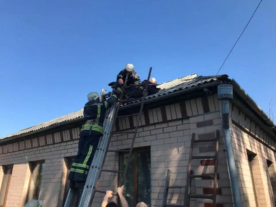 На Кіровоградщині рятувальники  зняли з даху чоловіка