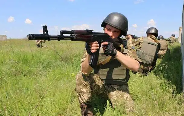 Не зважаючи на обстріли: ЗСУ зайняли «сіру» зону на Бахмутській трасі (ВІДЕО) фото 1