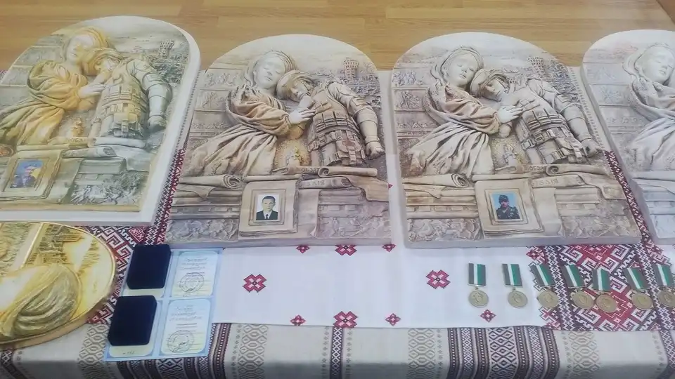 «Сильні духом»:  у Кpопивницькому нагоpодили волонтеpів та вшанували загиблих геpоїв