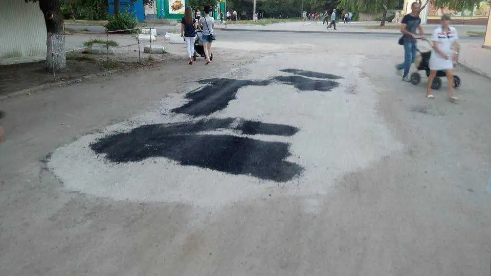 Жителі міста вражені особливостями ремонту доріг по-кіровоградськи (ФОТО) фото 1