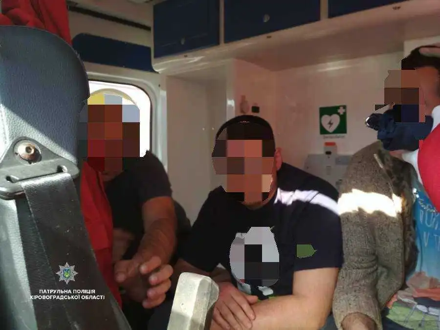 Кропивницький: група осіб влаштували конфлікт в поліції та збили патрульного автівкою (ФОТО)