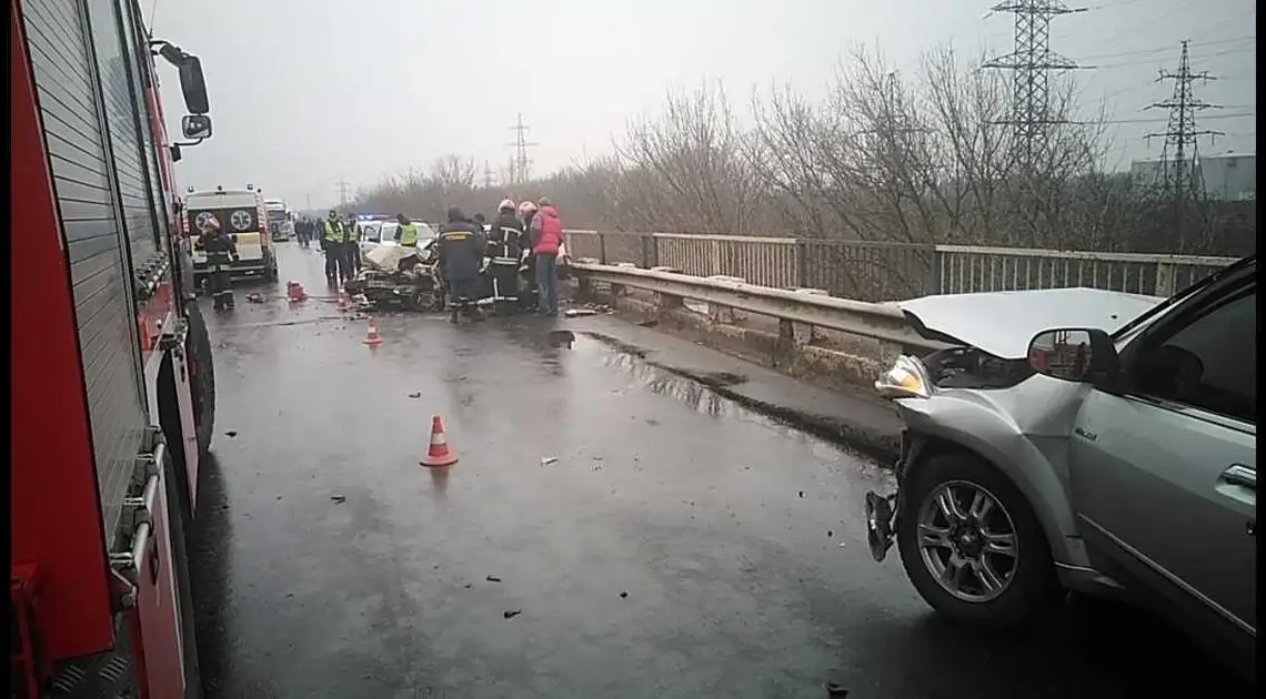 Поблизу Кpопивницького сталася ДТП, постраждалого деблокували з автівки (ФОТО) фото 1