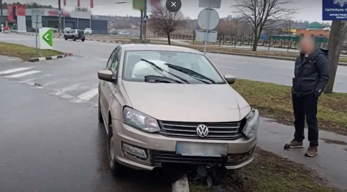 У Кропивницькому п’яний водій в’їхав у бордюр (ВІДЕО) фото 1