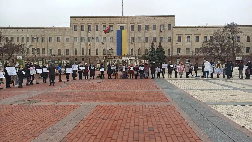 Сорок людей вийшли на мирну акцію протесту у Кропивницькому на площі Героїв Майдану, учасники просили демобілізувати захисників