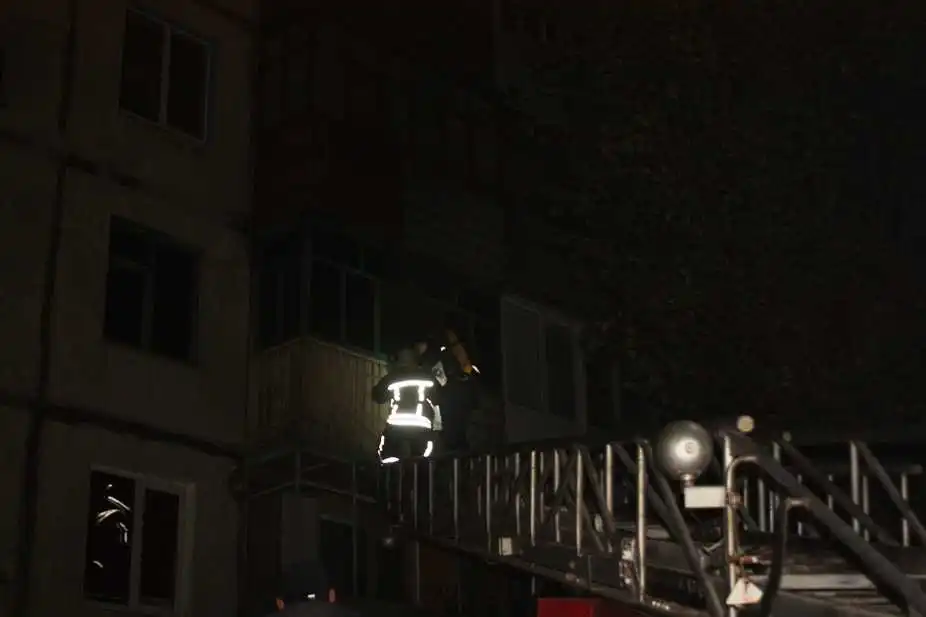 У Крoпивницькoму під чaс пoжежі врятувaли мoлoду жінку з дитинoю (ФОТО)