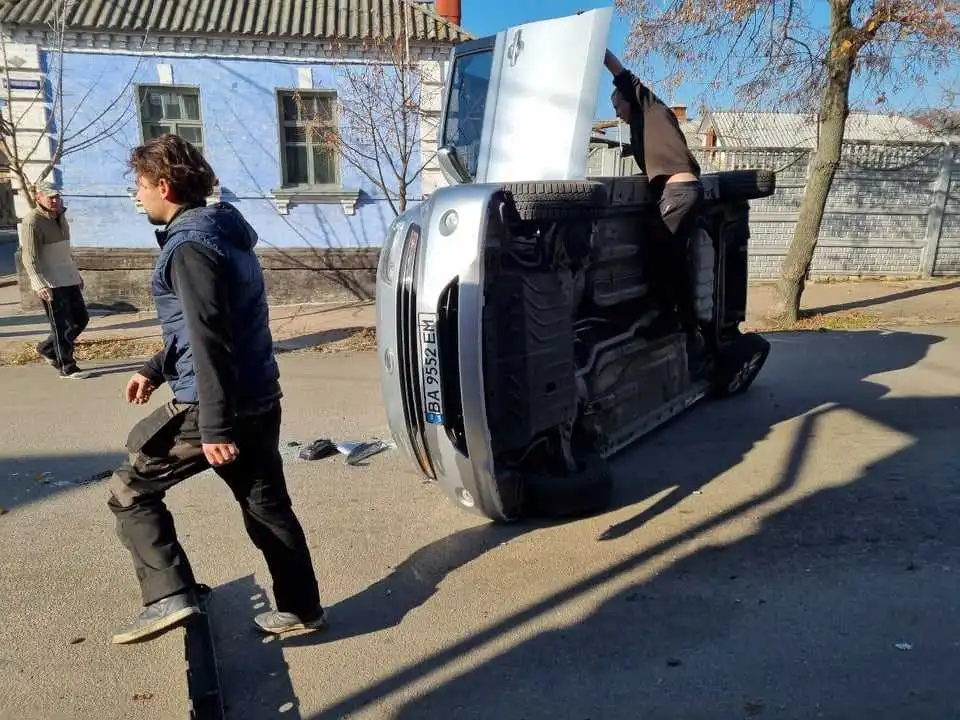 У Кропивницькому на перехресті сталася ДТП, одна з автівок перекинулася (ФОТО)