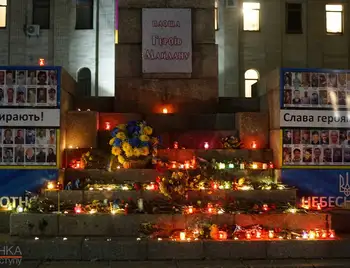 Під прапором перемоги: у Кропивницькому на честь героїв Євромайдану засвітили лампадки (ФОТОРЕПОРТАЖ) фото 1