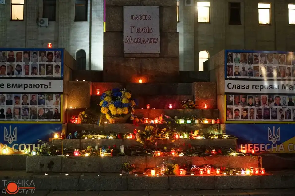 Під прапором перемоги: у Кропивницькому на честь героїв Євромайдану засвітили лампадки (ФОТОРЕПОРТАЖ) фото 1