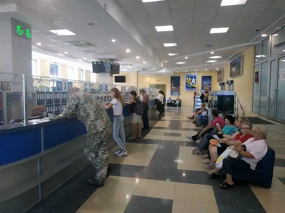 Черги "боржників" в обленерго: кропивничани масово почали отримувати платіжки з боргами