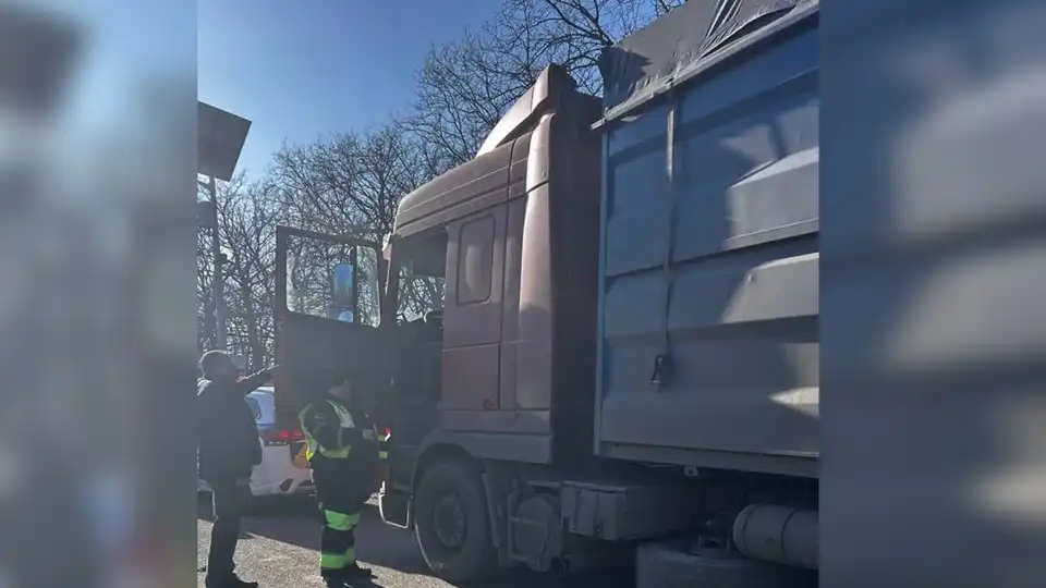 зупинили вантажівку