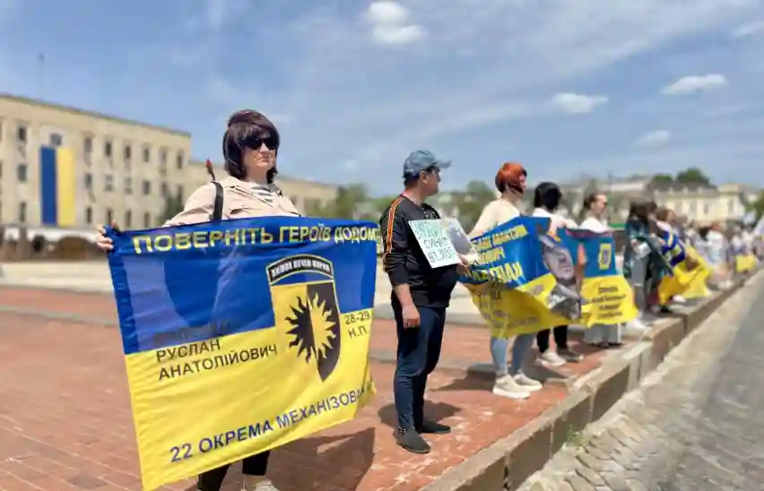 У Кропивницькому пройшла щотижнева акція на площі Героїв Майдану — за свободу полонених і долю зниклих.