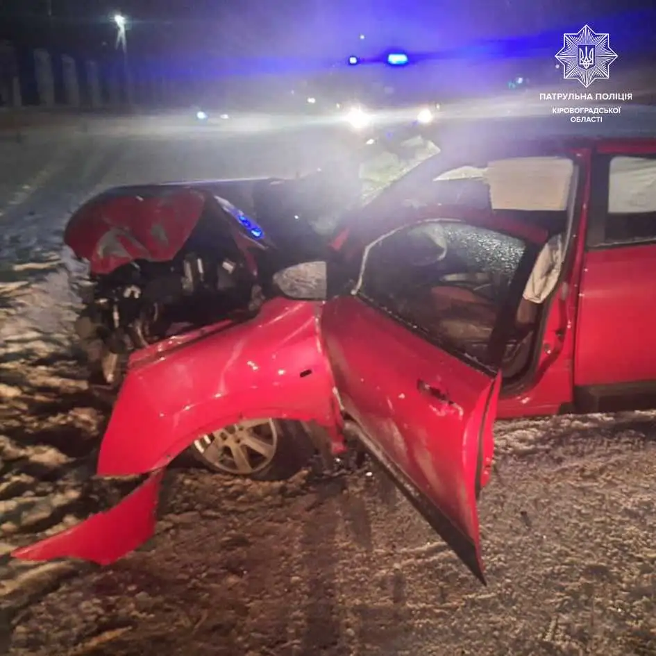 У Кропивницькому водій Nissan в’їхав в електроопору (ФОТО) фото 1