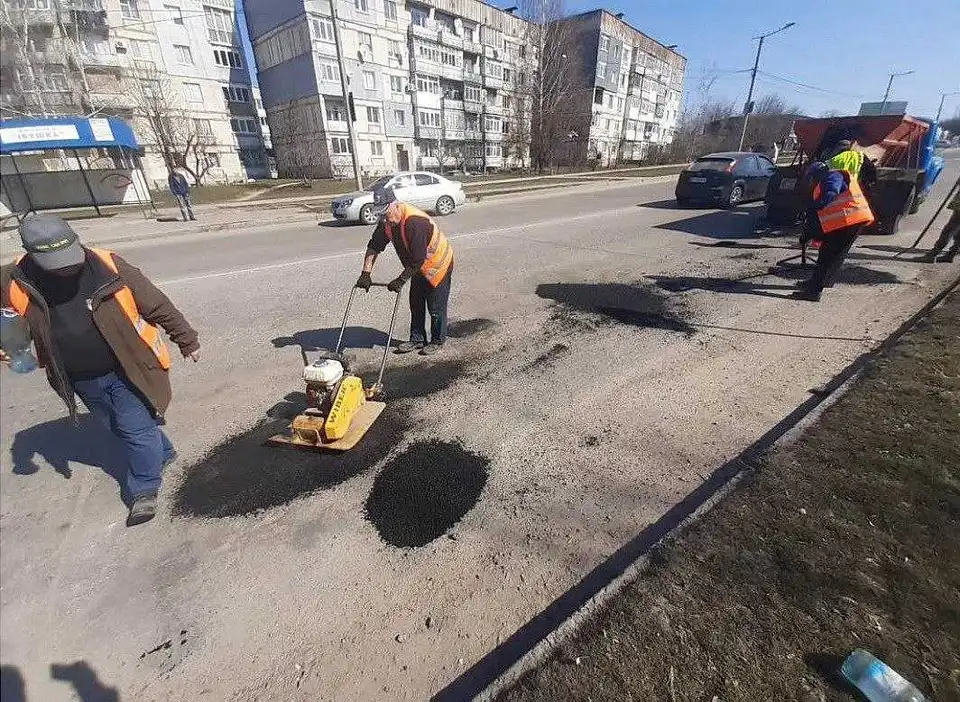Дорожня і прибиральна техніка вийшла на вулиці Кропивницького фото 1