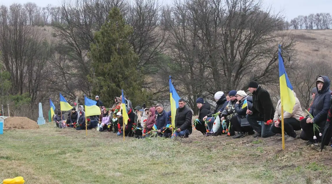 Жителі Кіровоградщини на колінах провели в останню путь трьох захисників України фото 1