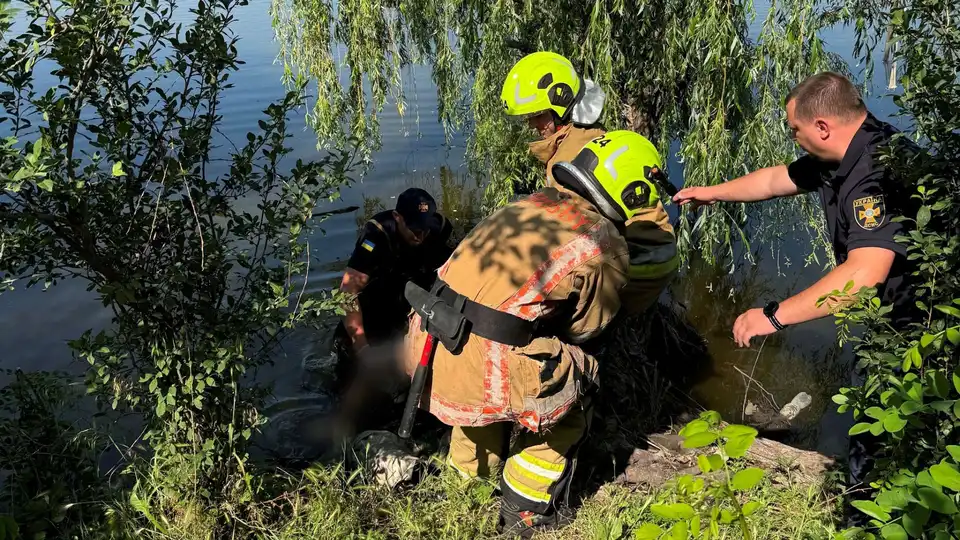 Тіло потопельниці дістали зі ставка рятувальники у Кропивницькому районі
