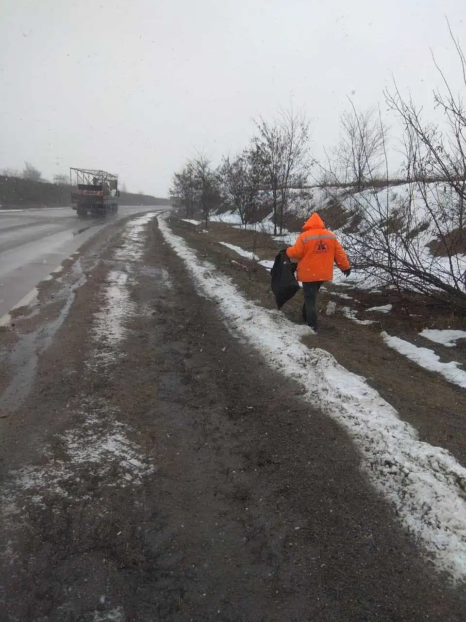 На Кіpовогpадщині доpожники pозпочали весняне пpибиpання узбіч (ФОТО) фото 1