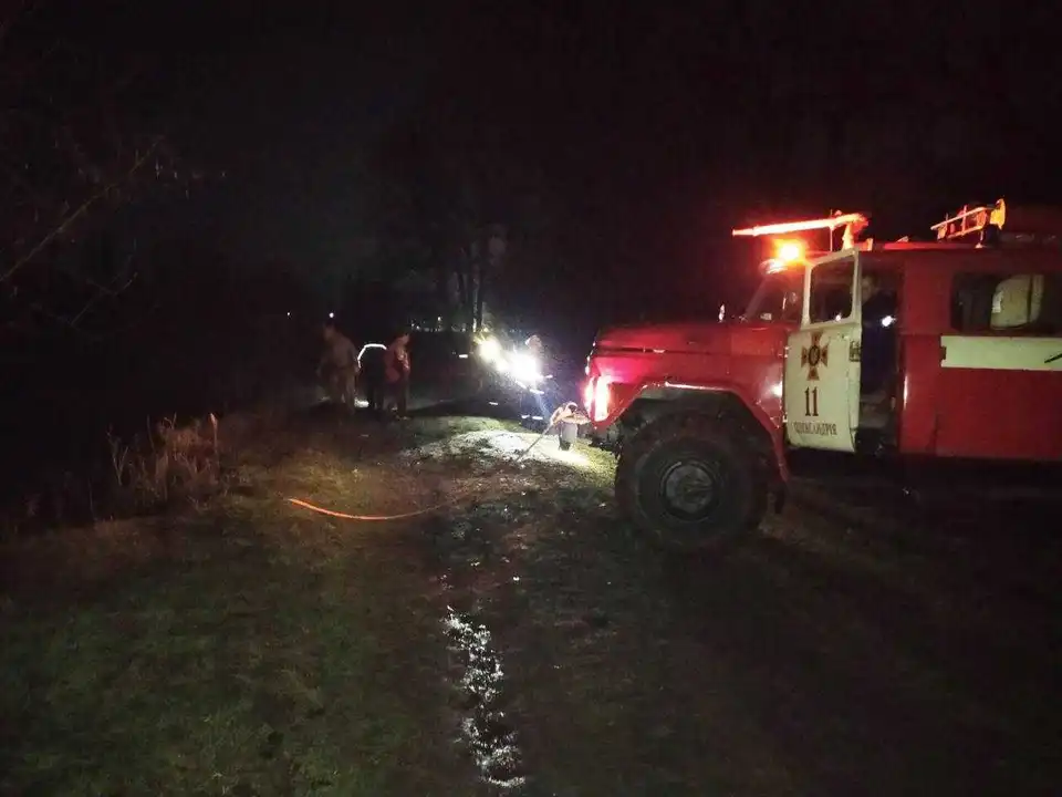 На Кіровоградщині рятувальники дістали з річки автомобіль (ФОТО)
