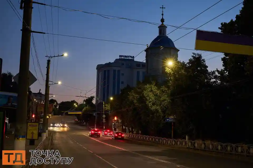 Вечірнє місто у Кропивницькому заворожує грою світла й тіні