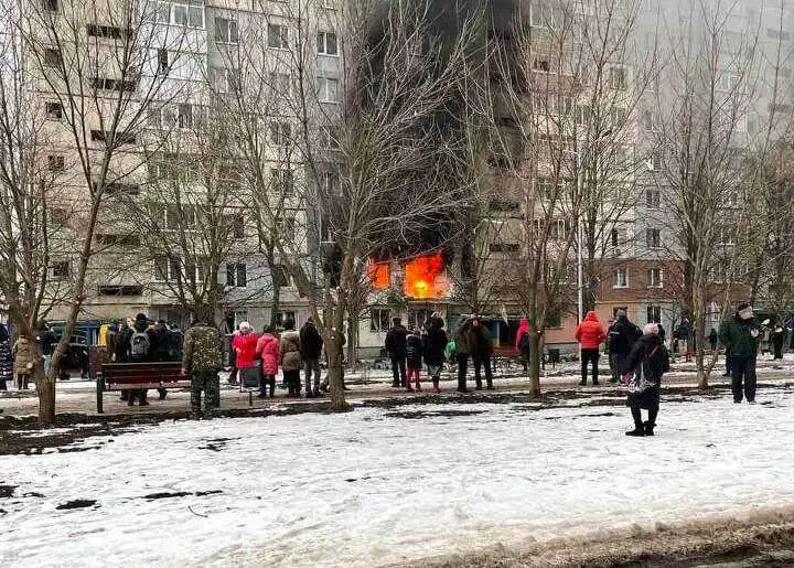 У Кропивницькому горить квартира на Попова, місцеві кажуть, що стався вибух (ОНОВЛЕНО)
