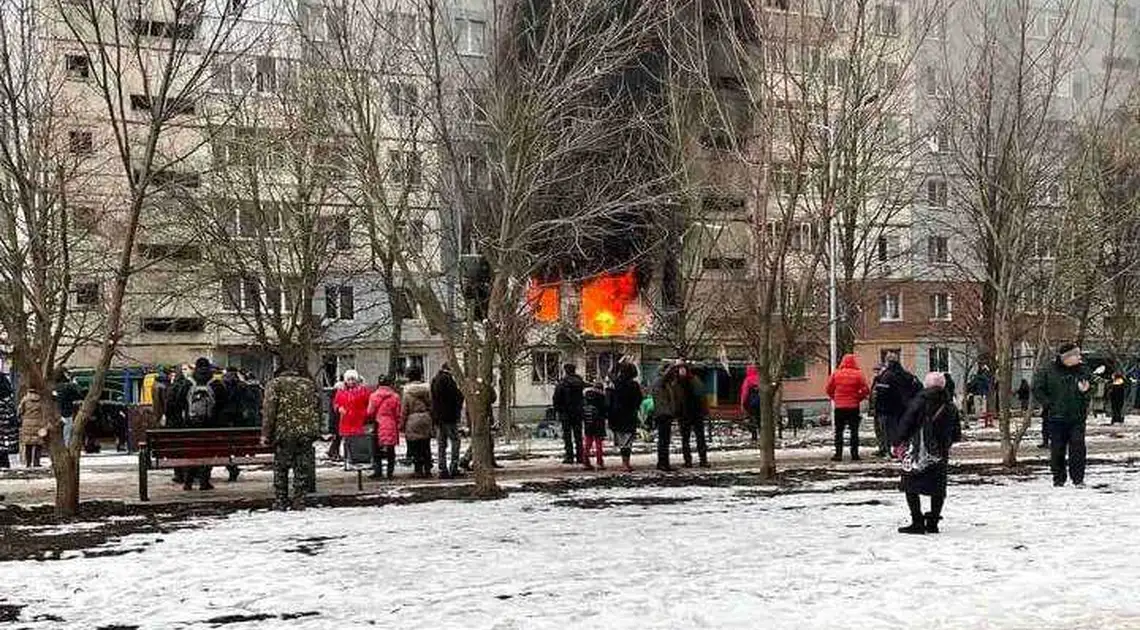 У Кропивницькому горить квартира на Попова, місцеві кажуть, що стався вибух (ОНОВЛЕНО) фото 1