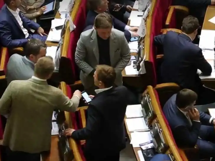 Нардеп від Кіровоградщини Лесик Довгий "попався" в Раді на збиранні в колег карток для голосування (ВІДЕО) фото 1