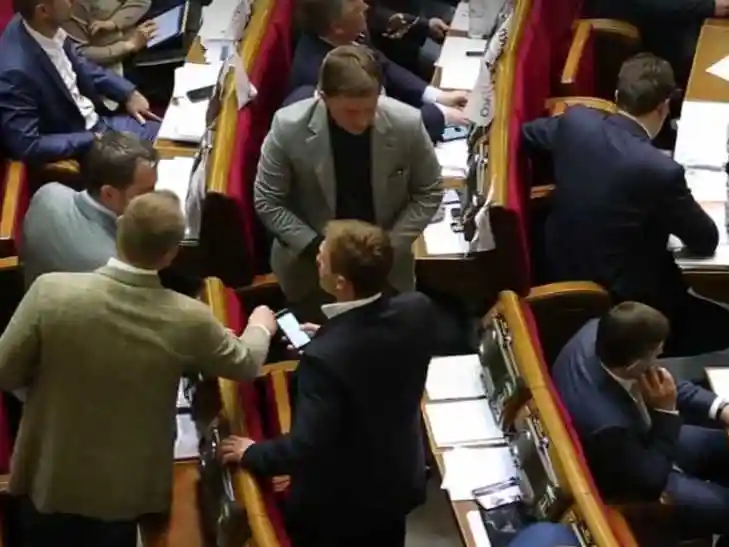Нардеп від Кіровоградщини Лесик Довгий "попався" в Раді на збиранні в колег карток для голосування (ВІДЕО) фото 1